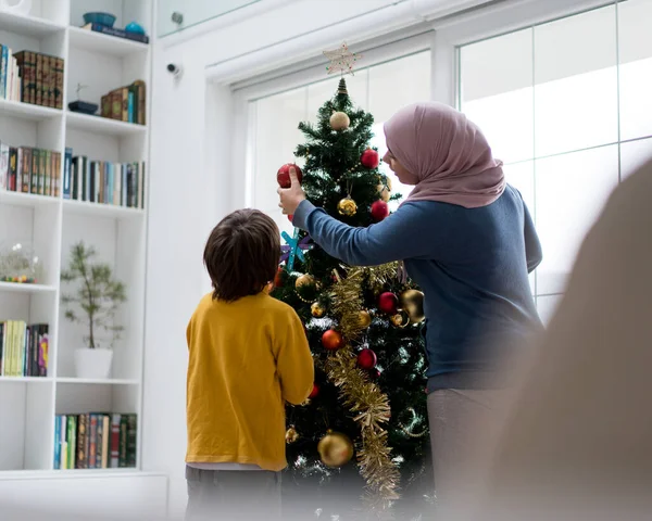 Famille Arabe Avec Arbre Des Fêtes Nouvel — Photo