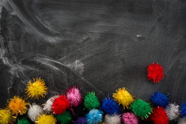 Okulun Siyah Tahtasında Yumuşak Top Oyuncakları — Stok fotoğraf