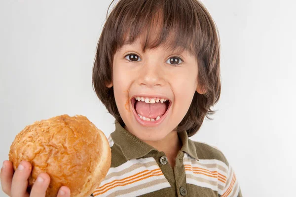 Bambino Mangiare Hamburger Vicino — Foto Stock