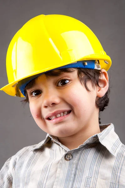 戴工程师头盔的男孩 — 图库照片