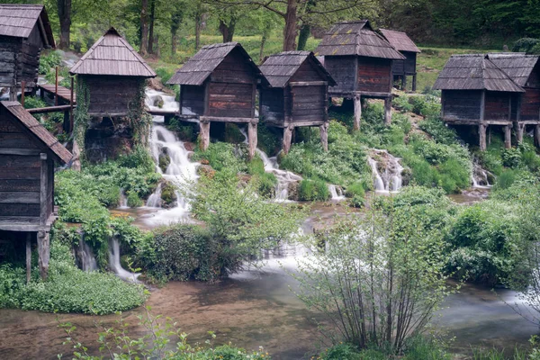 Alte Hölzerne Wassermühlen Fluss — Stockfoto