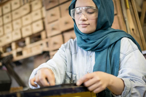 Tischlerwerkstatt Mit Professionellem Muslimischen Mädchen — Stockfoto