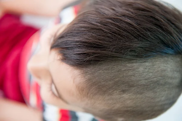 Garçon Avec Coupe Cheveux Fou — Photo