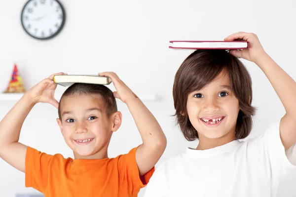 Hermanos Leyendo Libro Cerca — Foto de Stock