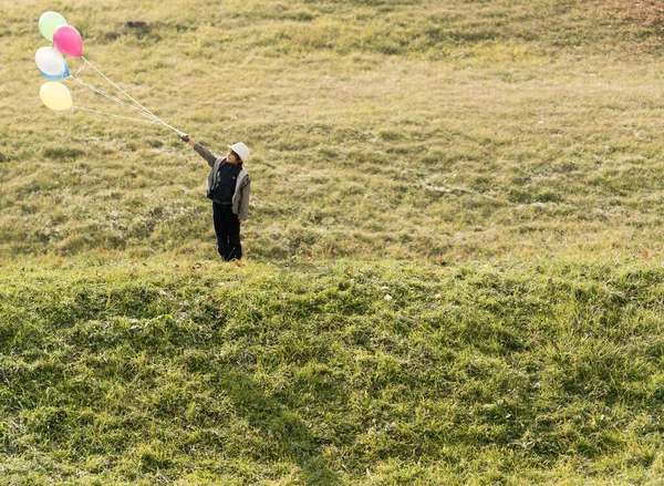 풍선을 풀밭의 귀여운 — 스톡 사진