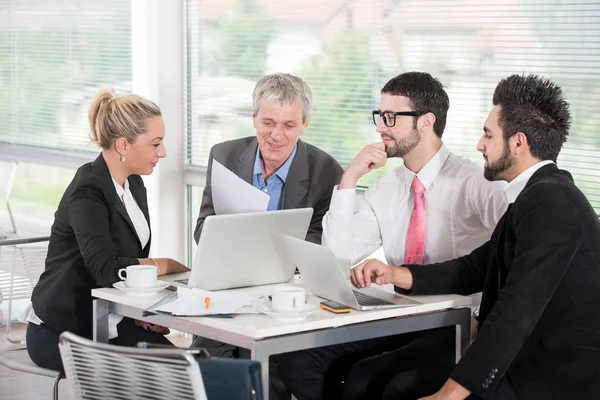 Zakenmensen Leidinggevenden Die Vergaderen Met Behulp Van Laptop — Stockfoto