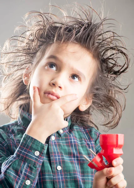 Junge Hält Draht Und Verbindet Ihn — Stockfoto