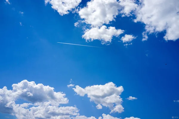 Vliegtuigpad Een Wazige Lucht Met Wolken — Stockfoto
