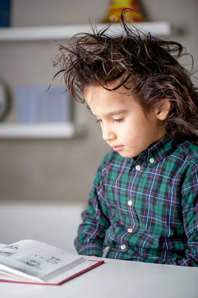 Kleiner Junge Lernt Aus Nächster Nähe — Stockfoto