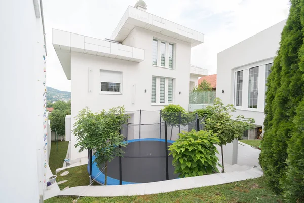 新的白色漂亮的现代房子 — 图库照片