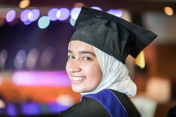 졸업식에 모슬렘 여학생 — 스톡 사진