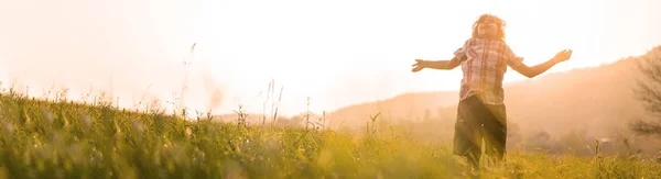 Vue Panoramique Enfant Excité Dans Pré — Photo