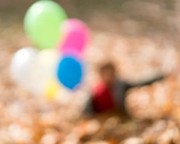 Photo Floue Enfant Feuilles Automne Avec Des Ballons — Photo