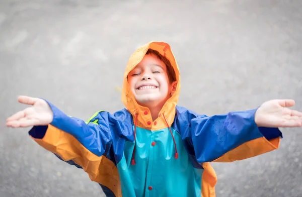 かわいい男の子のために雨を味わう — ストック写真