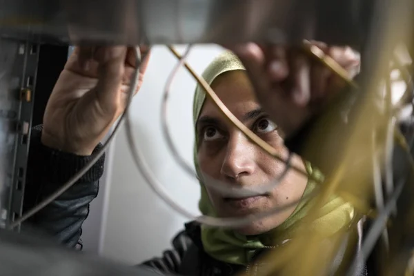 服务器机房开关电缆中的阿拉伯妇女 — 图库照片