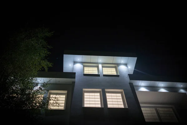 Neues Weißes Schönes Modernes Haus Bei Nacht — Stockfoto