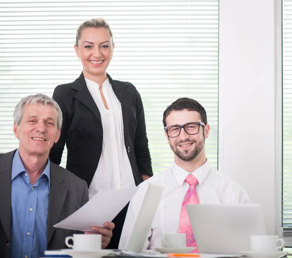 Gruppporträtt Affärsmän Och Chefer — Stockfoto