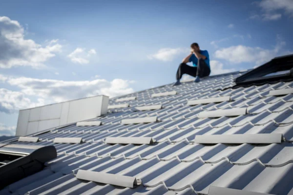 Man Sitting Roof — Stock Photo, Image