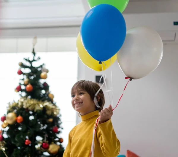 Balonlu Noel Ağacı Olan Çocuk — Stok fotoğraf