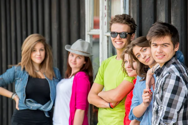 Grupp Porträtt Tonåring Vänner Tillsammans — Stockfoto