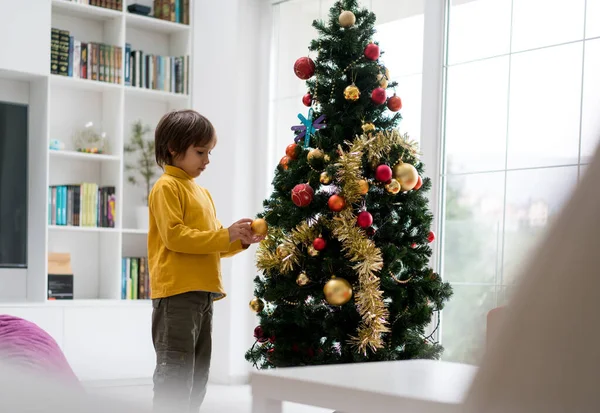 Chico Pequeño Con Árbol Vacaciones Año Nuevo —  Fotos de Stock