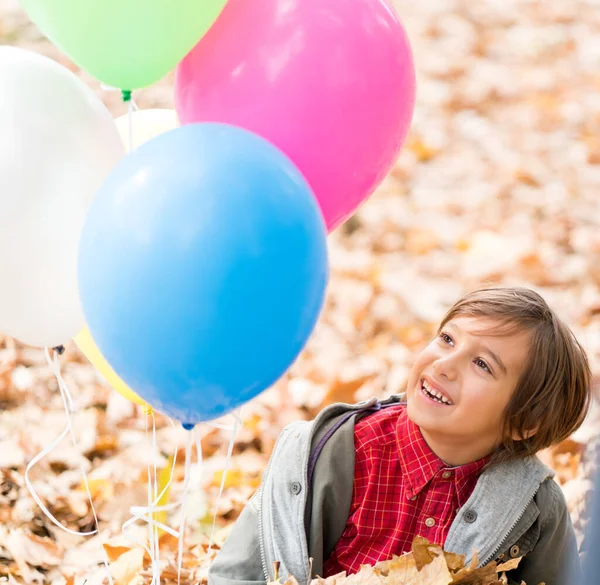 Criança Divertindo Folhas Outono Com Balões — Fotografia de Stock