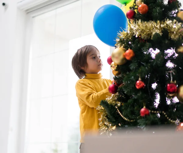 Gyermek Ballonokkal Karácsonyfával — Stock Fotó