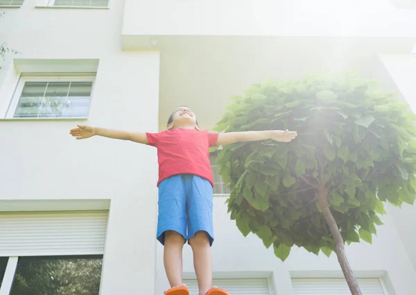 Bambino Nel Cortile Bella Casa Moderna — Foto Stock