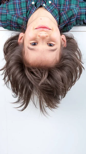 Молодий Хлопчик Довгим Волоссям — стокове фото