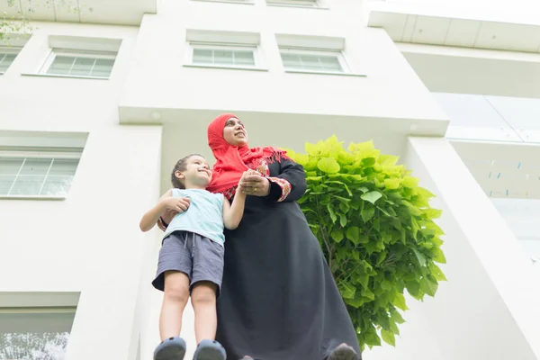 Mujer Hijo Musulmanes Frente Casa Moderna — Foto de Stock