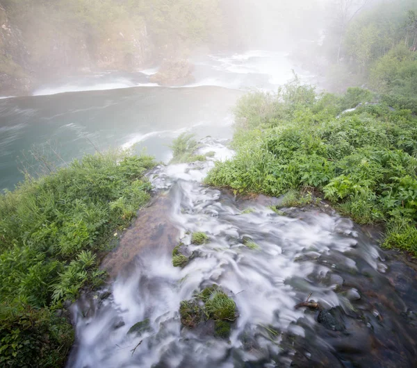 Hermosa Naturaleza Con Agua Que Fluye Por Todos Lados — Foto de Stock