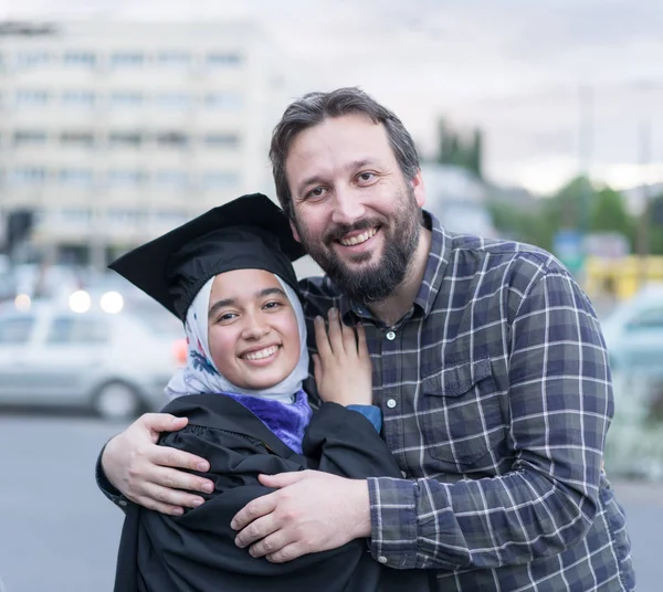 Pai Saudações Filha Após Graduação — Fotografia de Stock