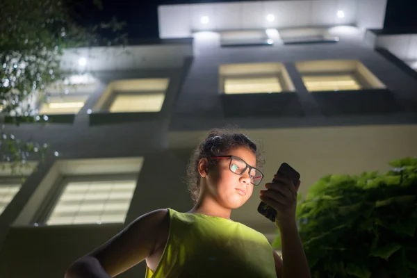 Ragazzo Con Modile Fronte Casa Notte — Foto Stock