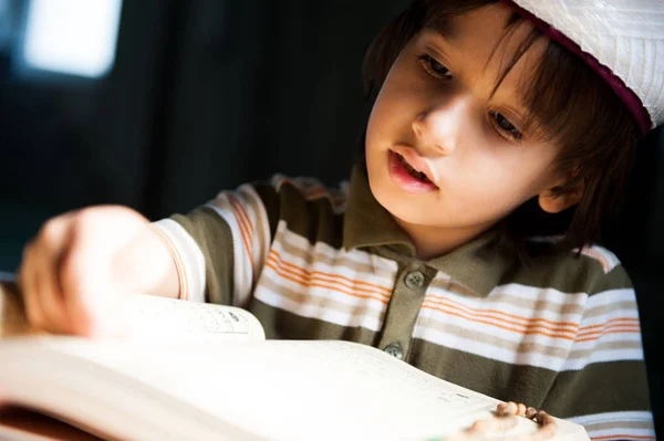 Мальчик Читает Куран Французски — стоковое фото