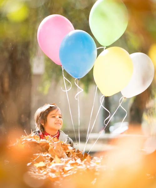 Ungen Har Kul Hösten Löv Med Ballonger — Stockfoto