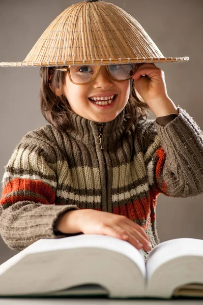 Мальчик Читает Книгу — стоковое фото