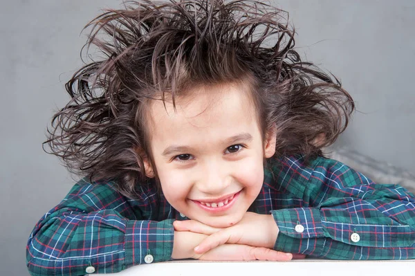 Kleiner Junge Macht Mimik — Stockfoto