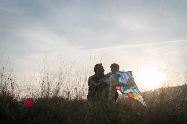 Padre Figlio Con Aquilone Sulla Sagoma Del Prato Tramonto — Foto Stock