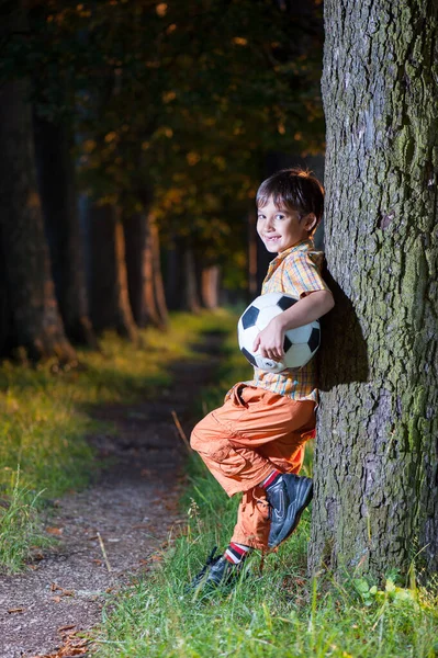 旅行を楽しむ幸せな若い子供たち — ストック写真