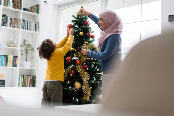Familia Árabe Con Árbol Vacaciones Año Nuevo —  Fotos de Stock