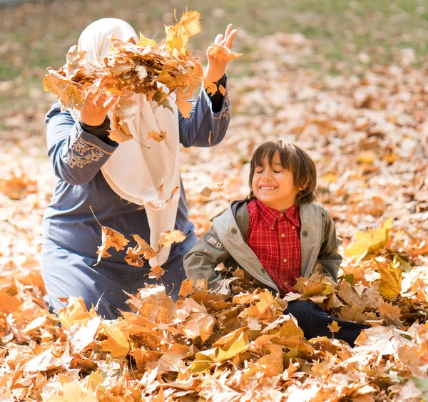 Арабская Мать Маленьким Сыном Осенних Листьях — стоковое фото