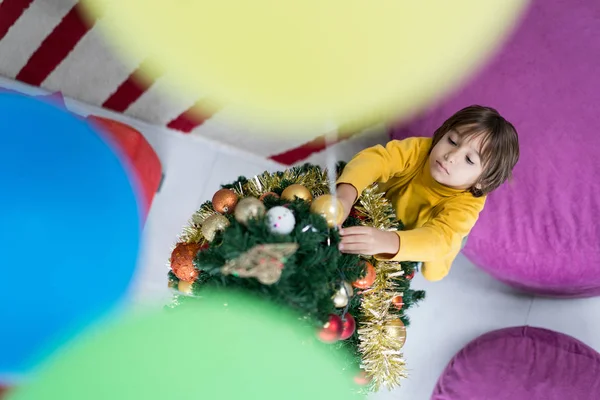 Bambino Con Palloncini Albero Natale — Foto Stock