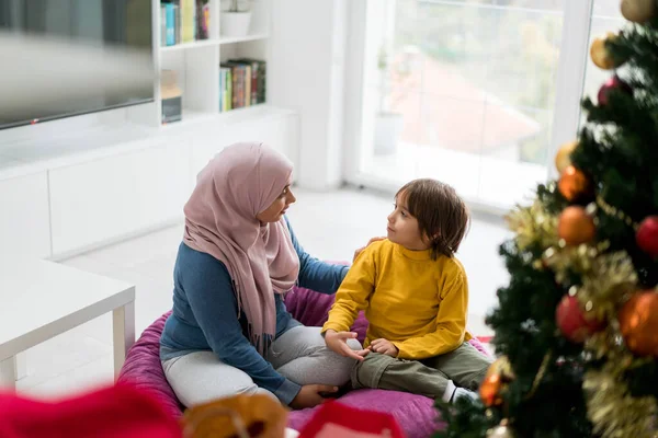 Arabisk Familj Med Nyårssemester Träd Royaltyfria Stockbilder