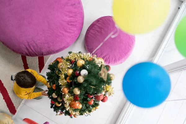 Criança Com Balões Árvore Natal Imagens De Bancos De Imagens Sem Royalties