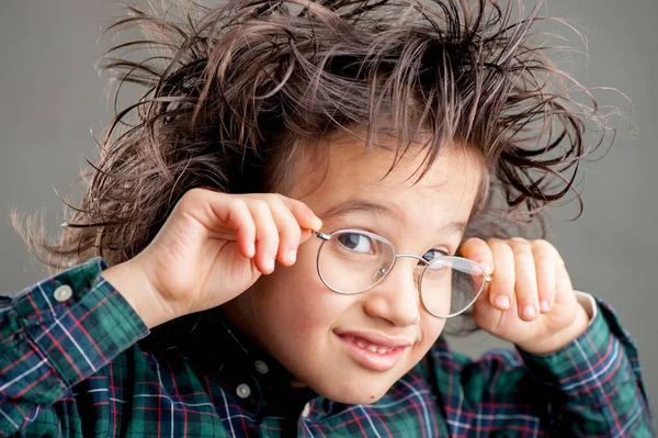 Menino Usando Óculos Fotos De Bancos De Imagens