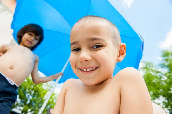 旅行を楽しむ幸せな若い子供たち ストック画像