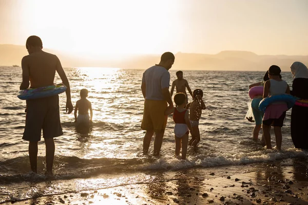 Amici in spiaggia Immagine Stock