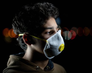 Gece vakti maskeli bir adam