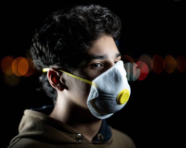 Gece vakti maskeli bir adam