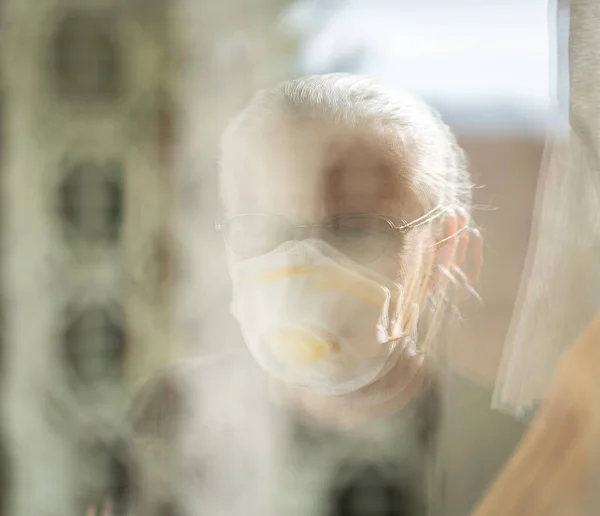 Reflet Déconcentré Femme Âgée Avec Masque Protection Quarantaine — Photo